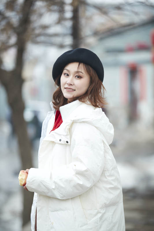 雪后在老街古巷游玩的美丽亚洲少女图片