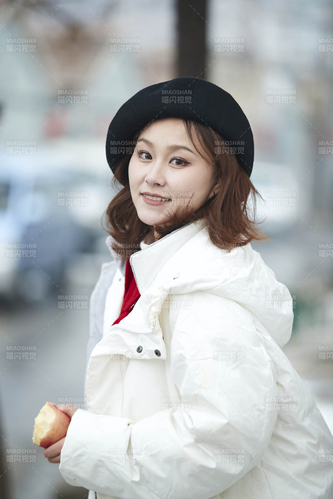 雪后在老街古巷游玩的美丽亚洲少女图片