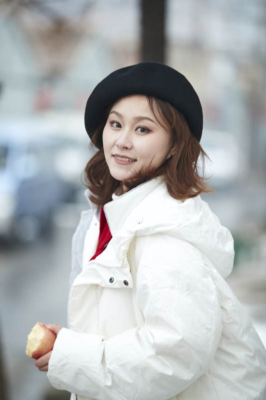 雪后在老街古巷游玩的美丽亚洲少女图片