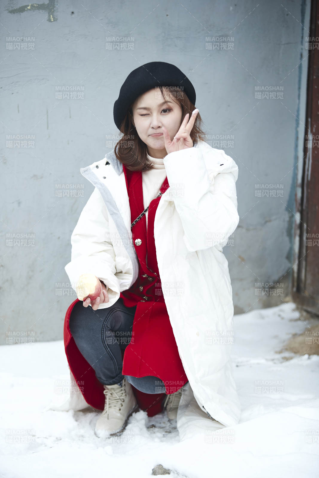 雪后在老街古巷游玩的美丽亚洲少女图片