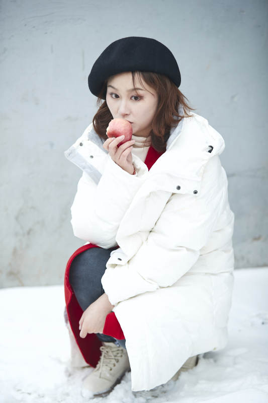 雪后在老街古巷游玩的美丽亚洲少女图片