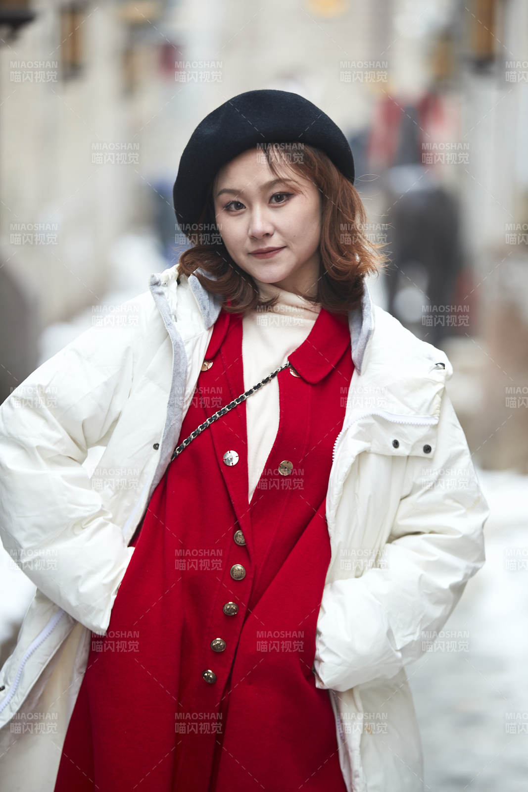 雪后在老街古巷游玩的美丽亚洲少女图片