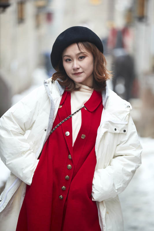 雪后在老街古巷游玩的美丽亚洲少女图片