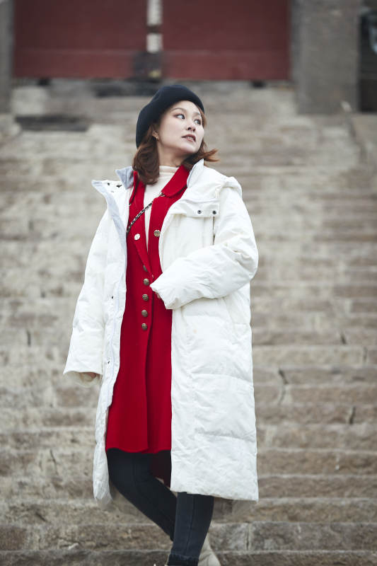 雪后在老街古巷游玩的美丽亚洲少女图片