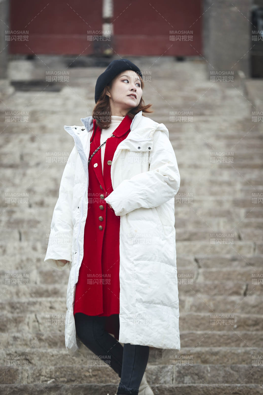 雪后在老街古巷游玩的美丽亚洲少女图片