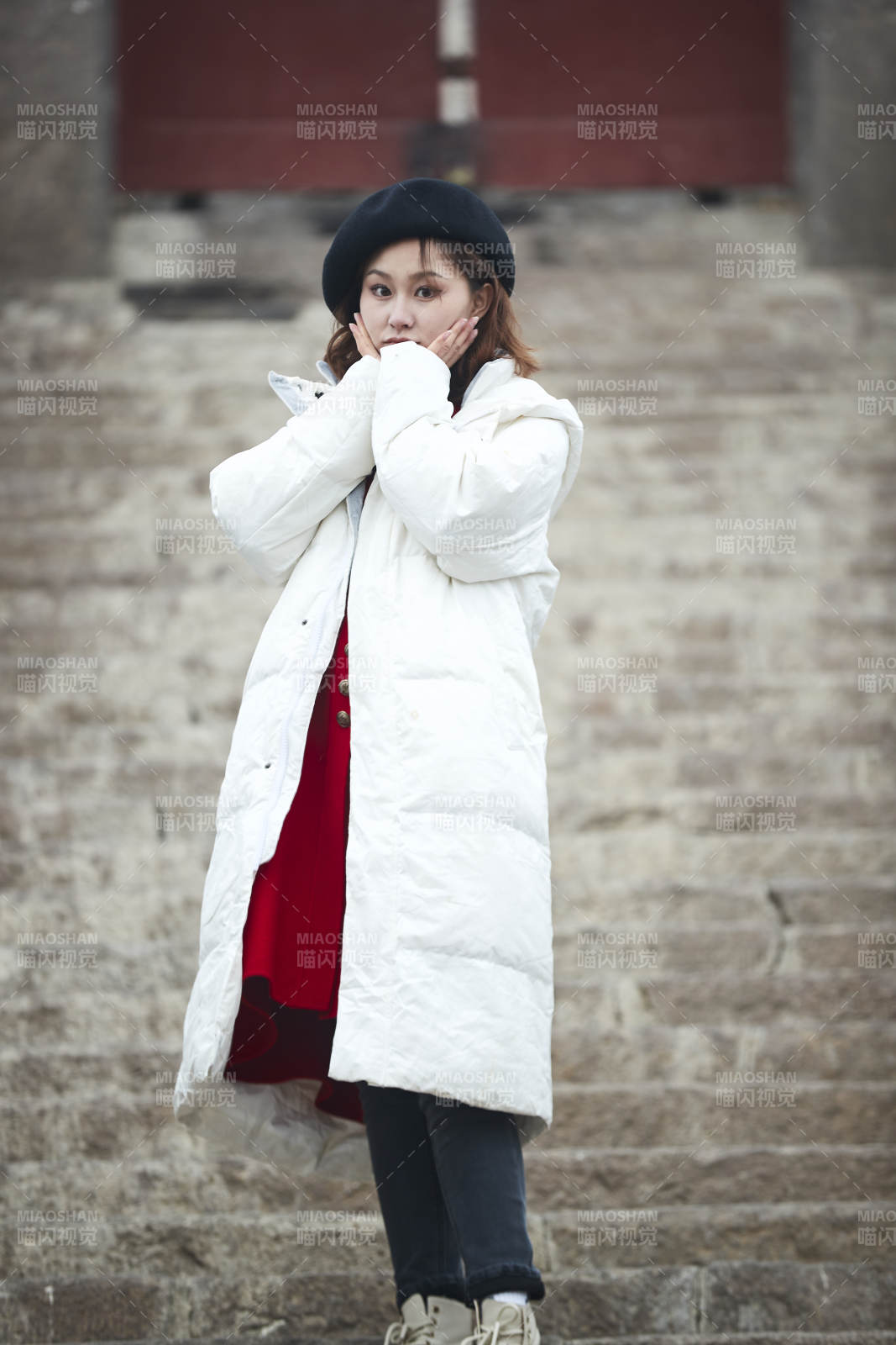 雪后在老街古巷游玩的美丽亚洲少女图片