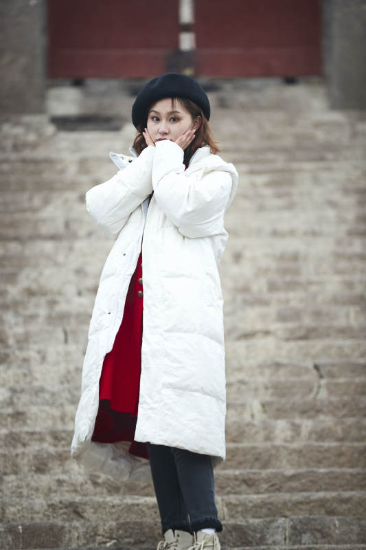 雪后在老街古巷游玩的美丽亚洲少女图片