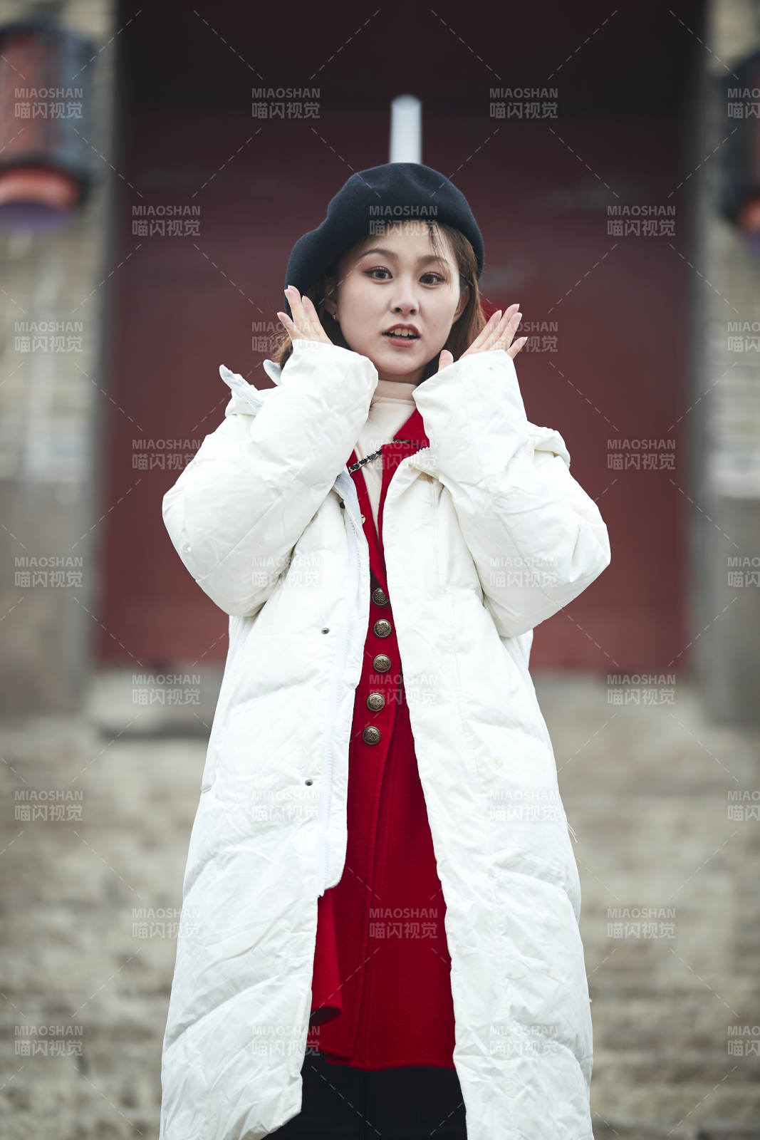 雪后在老街古巷游玩的美丽亚洲少女图片