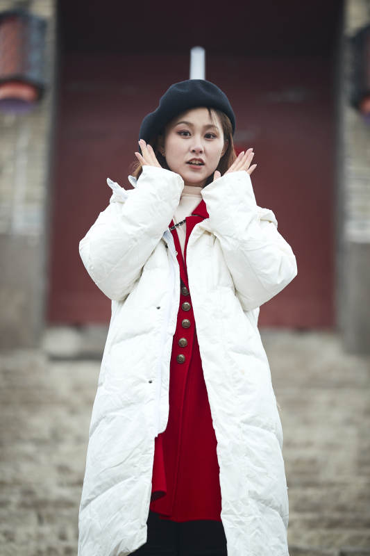 雪后在老街古巷游玩的美丽亚洲少女图片