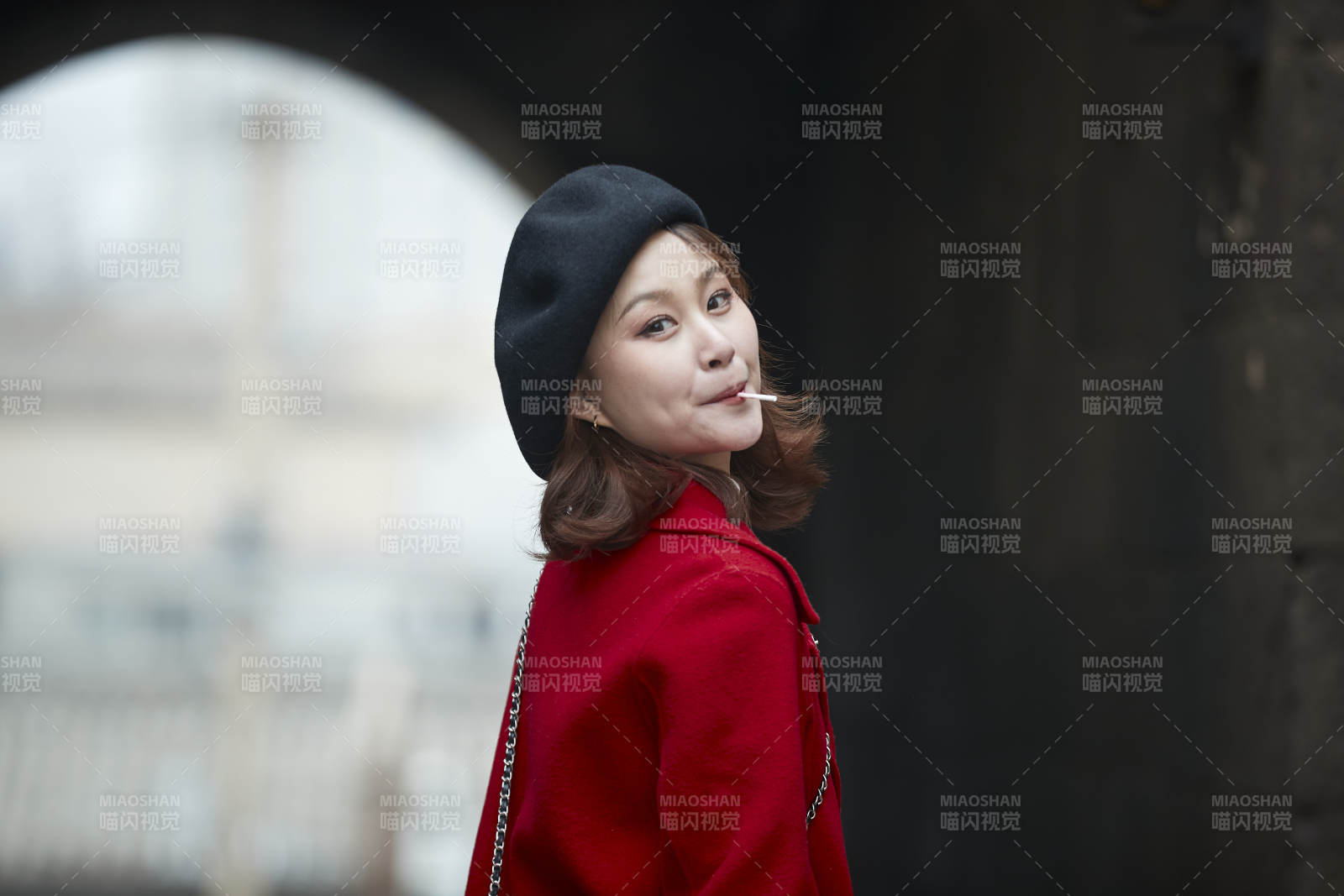 雪后在老街古巷游玩的美丽亚洲少女图片