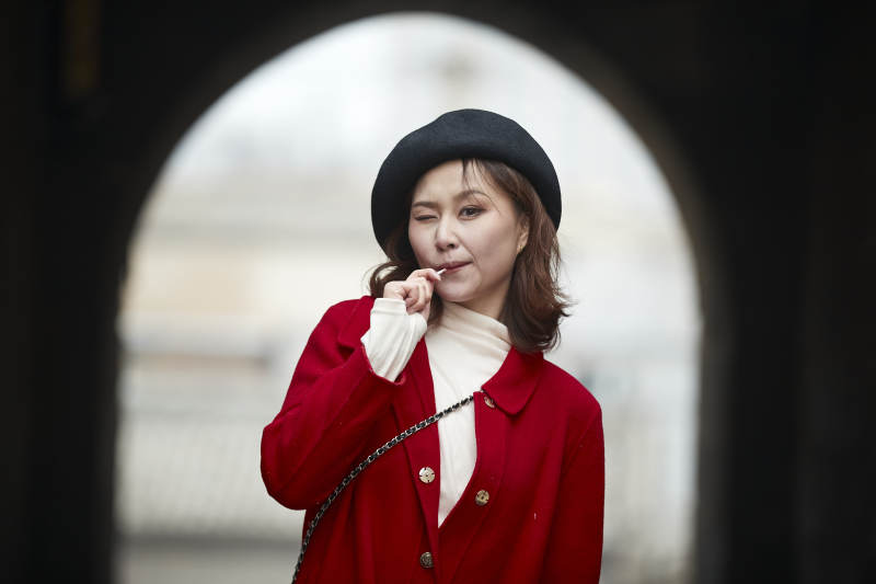 雪后在老街古巷游玩的美丽亚洲少女图片