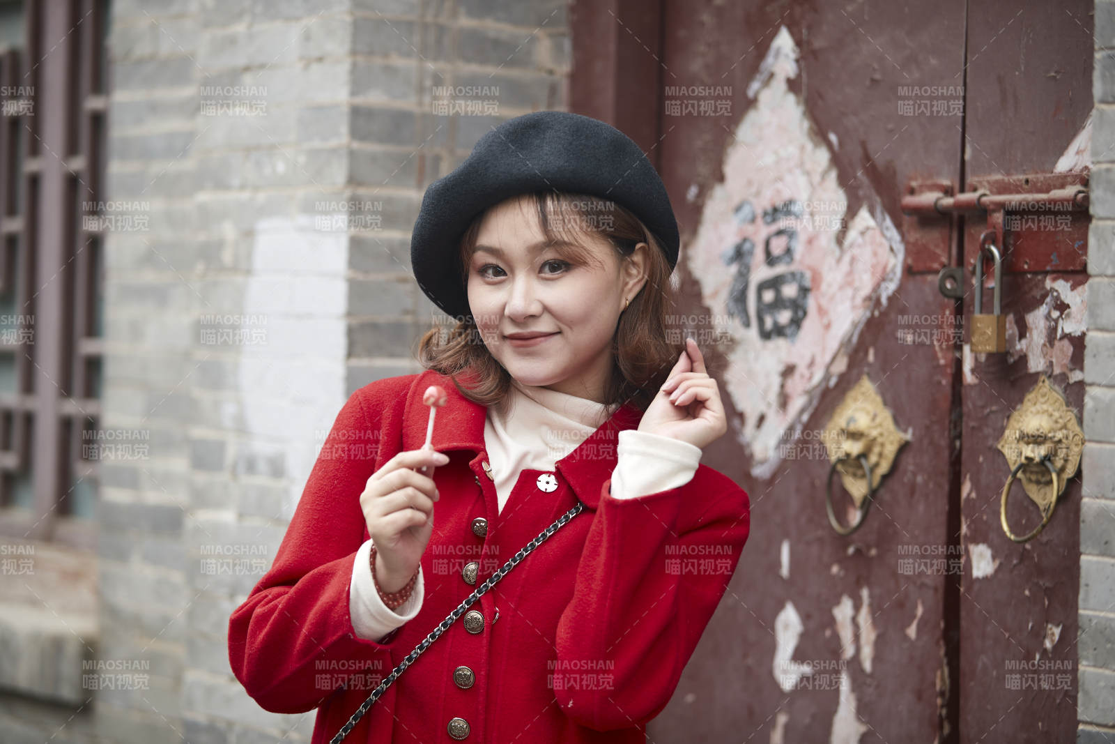 雪后在老街古巷游玩的美丽亚洲少女图片