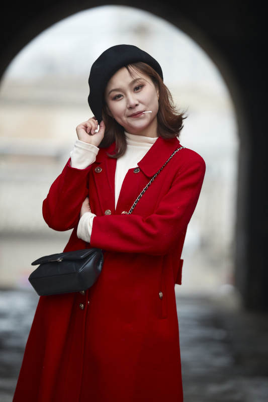 雪后在老街古巷游玩的美丽亚洲少女图片