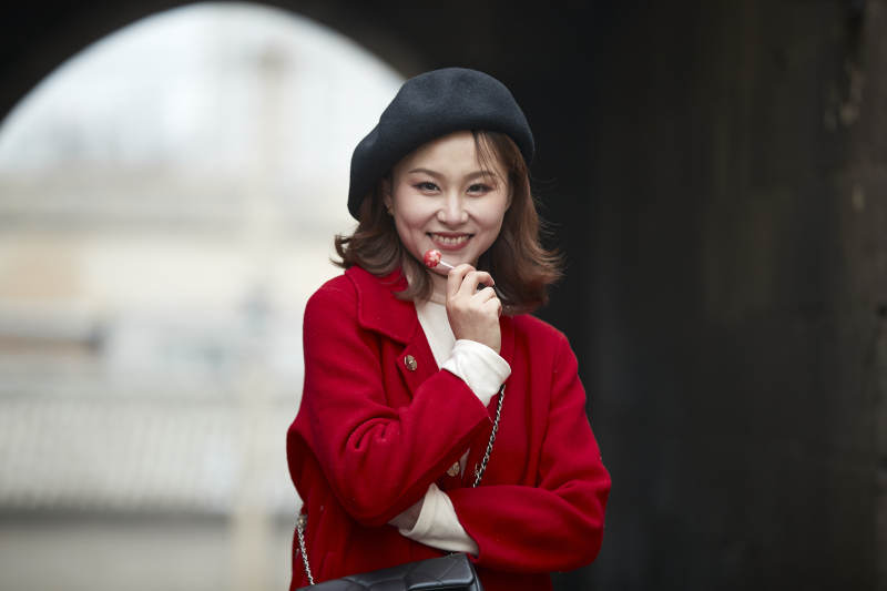 雪后在老街古巷游玩的美丽亚洲少女图片