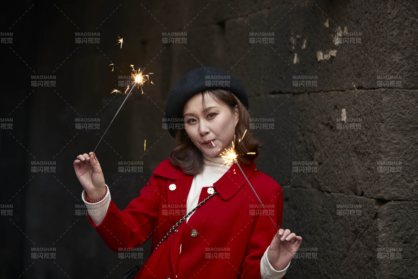 在老街古巷燃放仙女棒的美丽亚洲少女图片