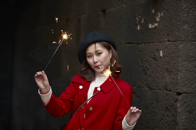 在老街古巷燃放仙女棒的美丽亚洲少女图片