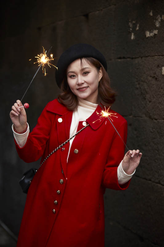 在老街古巷燃放仙女棒的美丽亚洲少女图片