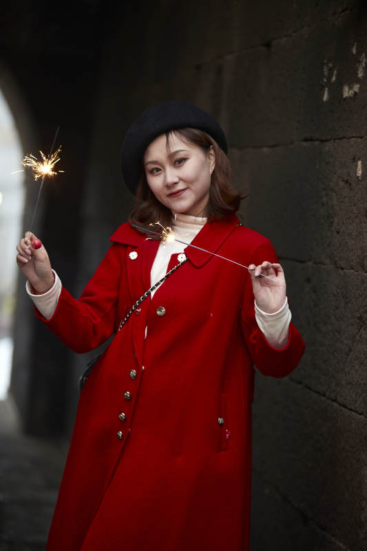 在老街古巷燃放仙女棒的美丽亚洲少女图片