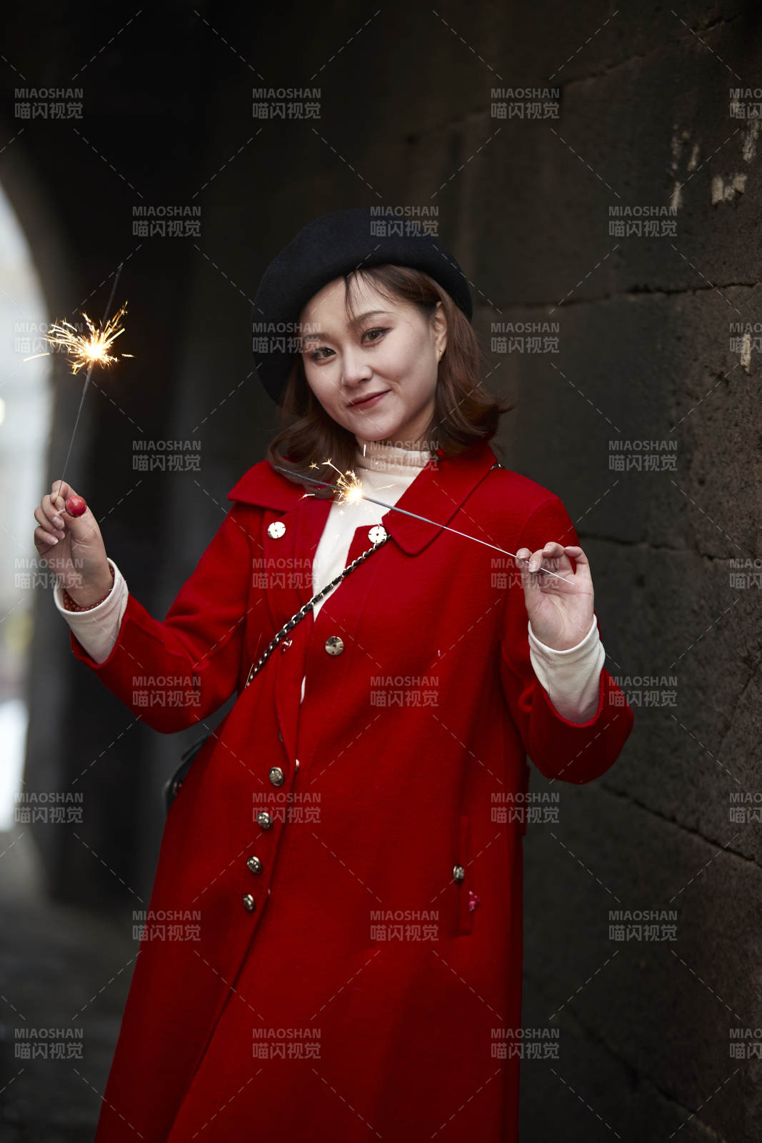 在老街古巷燃放仙女棒的美丽亚洲少女图片