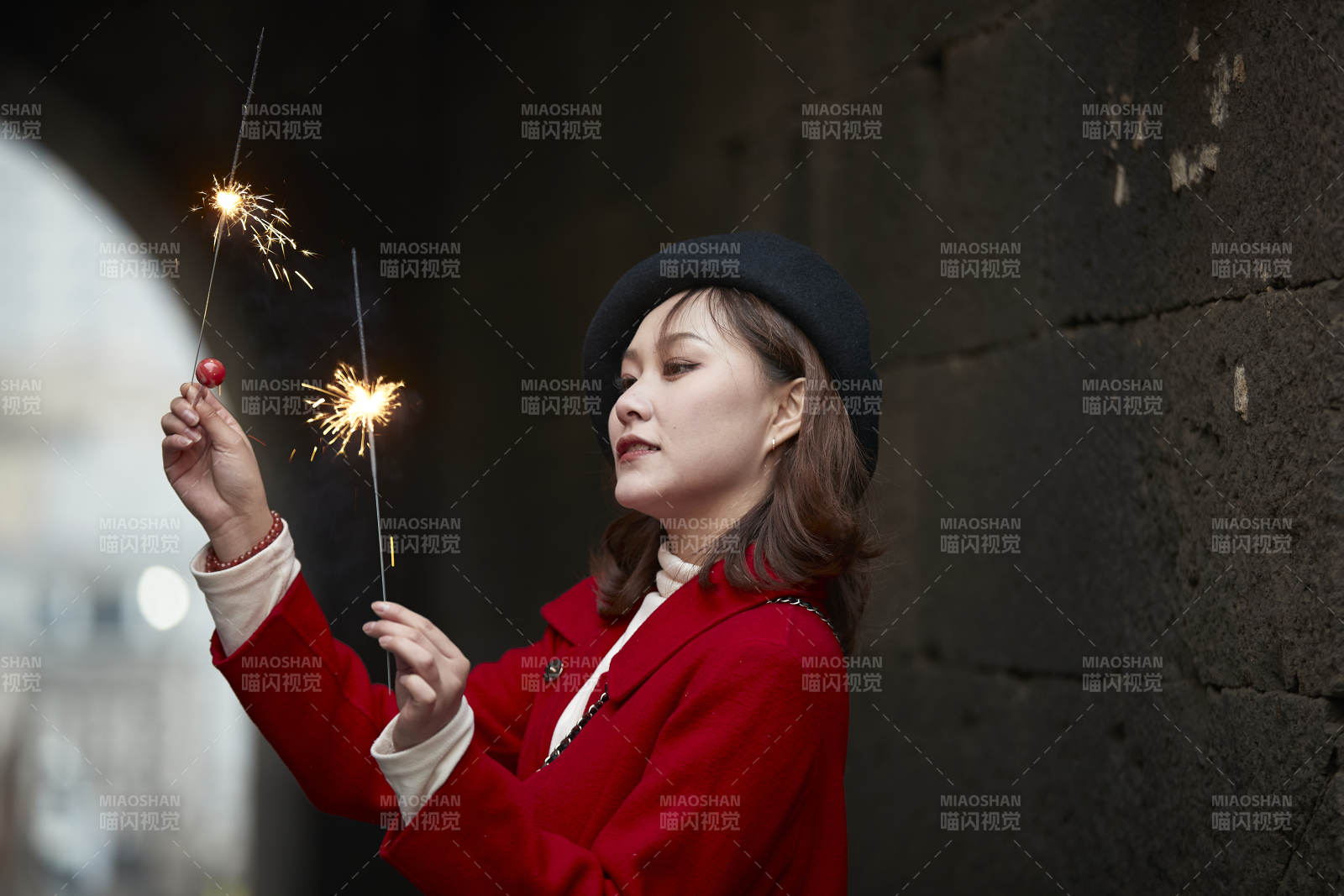 在老街古巷燃放仙女棒的美丽亚洲少女图片