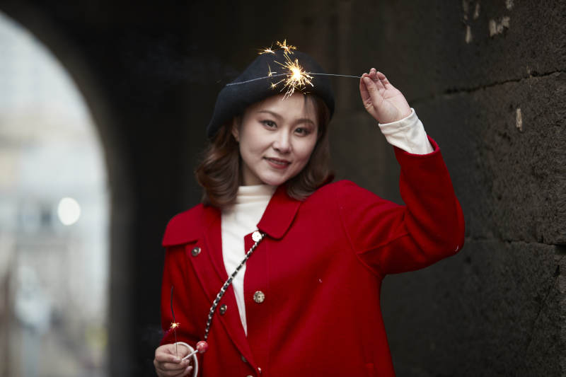 在老街古巷燃放仙女棒的美丽亚洲少女图片