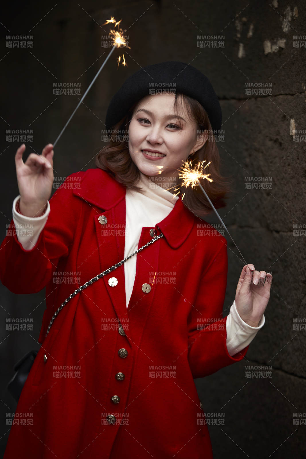 在老街古巷燃放仙女棒的美丽亚洲少女图片