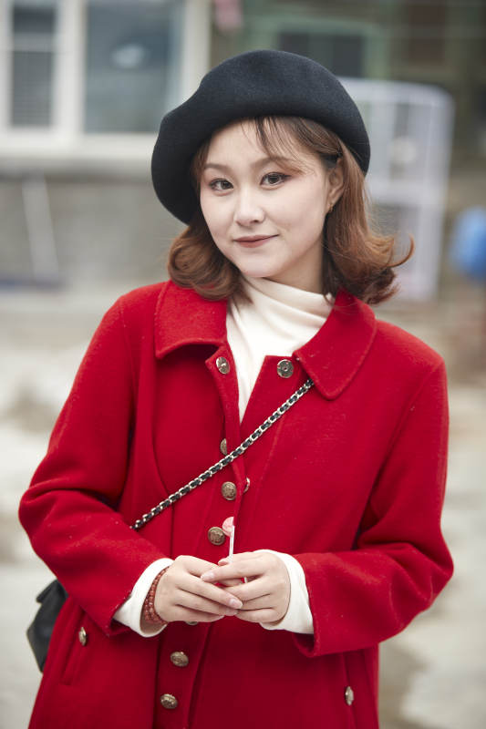 雪后在老街古巷游玩的美丽亚洲少女图片