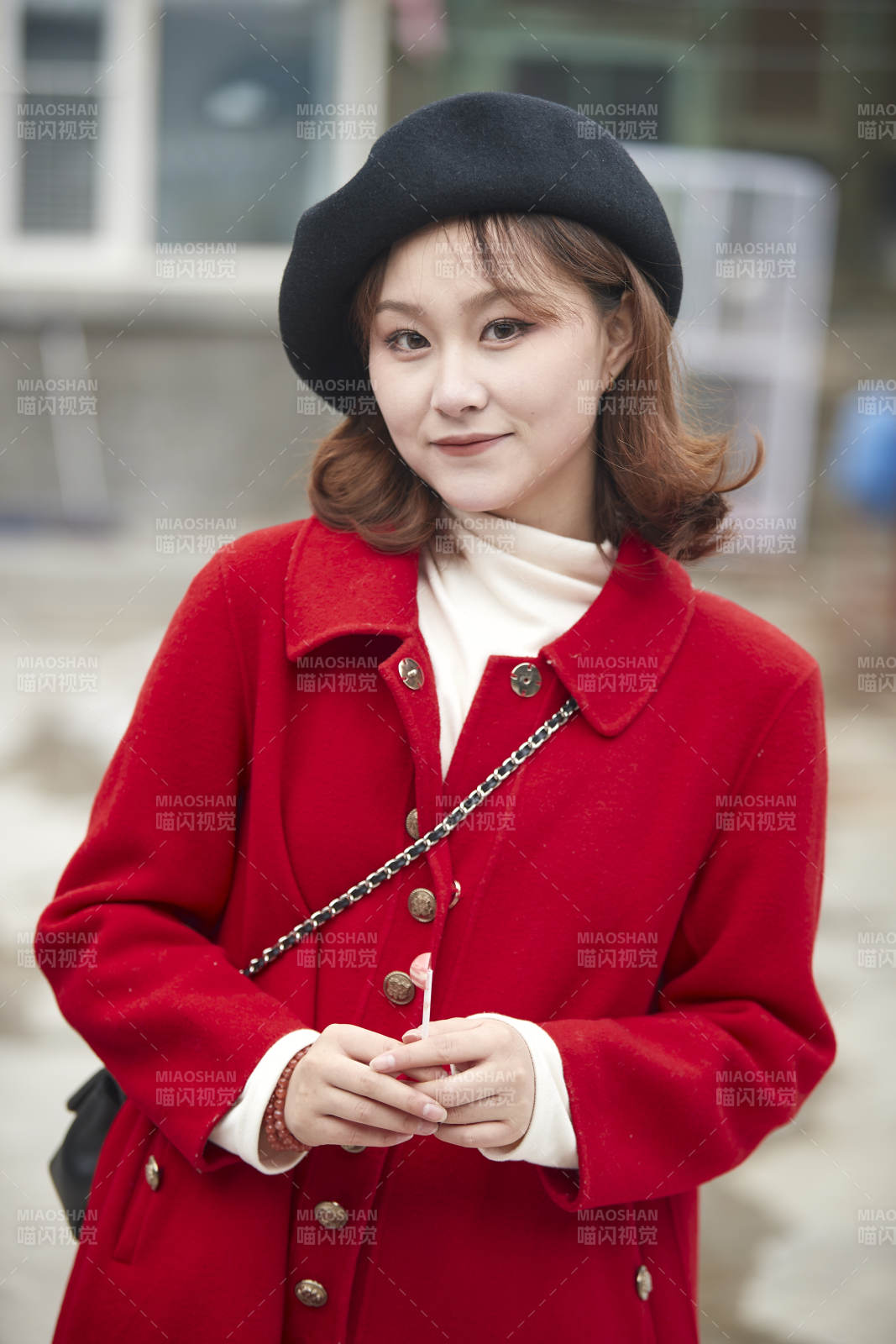 雪后在老街古巷游玩的美丽亚洲少女图片