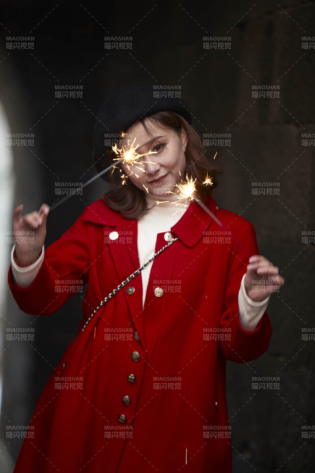 在老街古巷燃放仙女棒的美丽亚洲少女图片