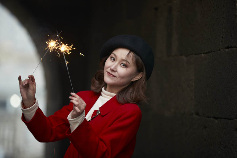 在老街古巷燃放仙女棒的美丽亚洲少女图片