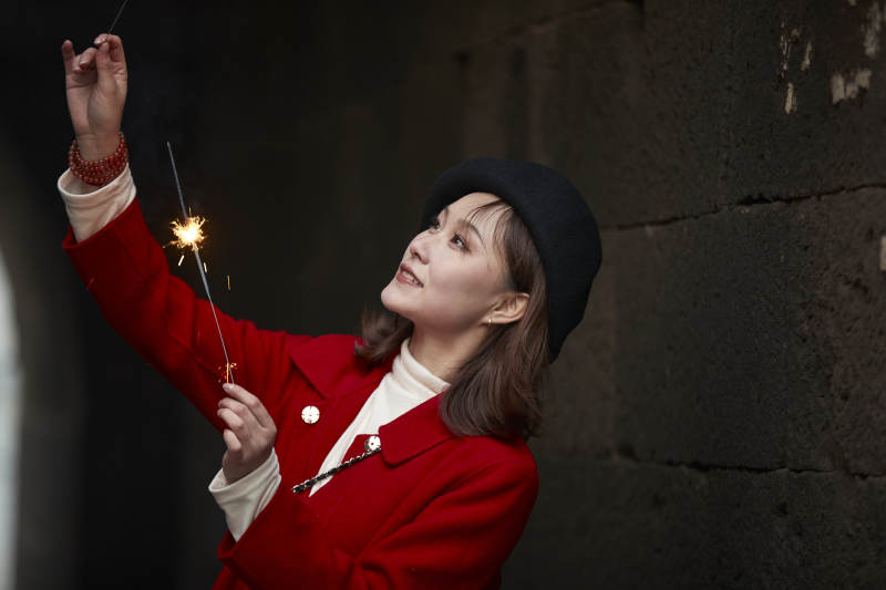 在老街古巷燃放仙女棒的美丽亚洲少女图片