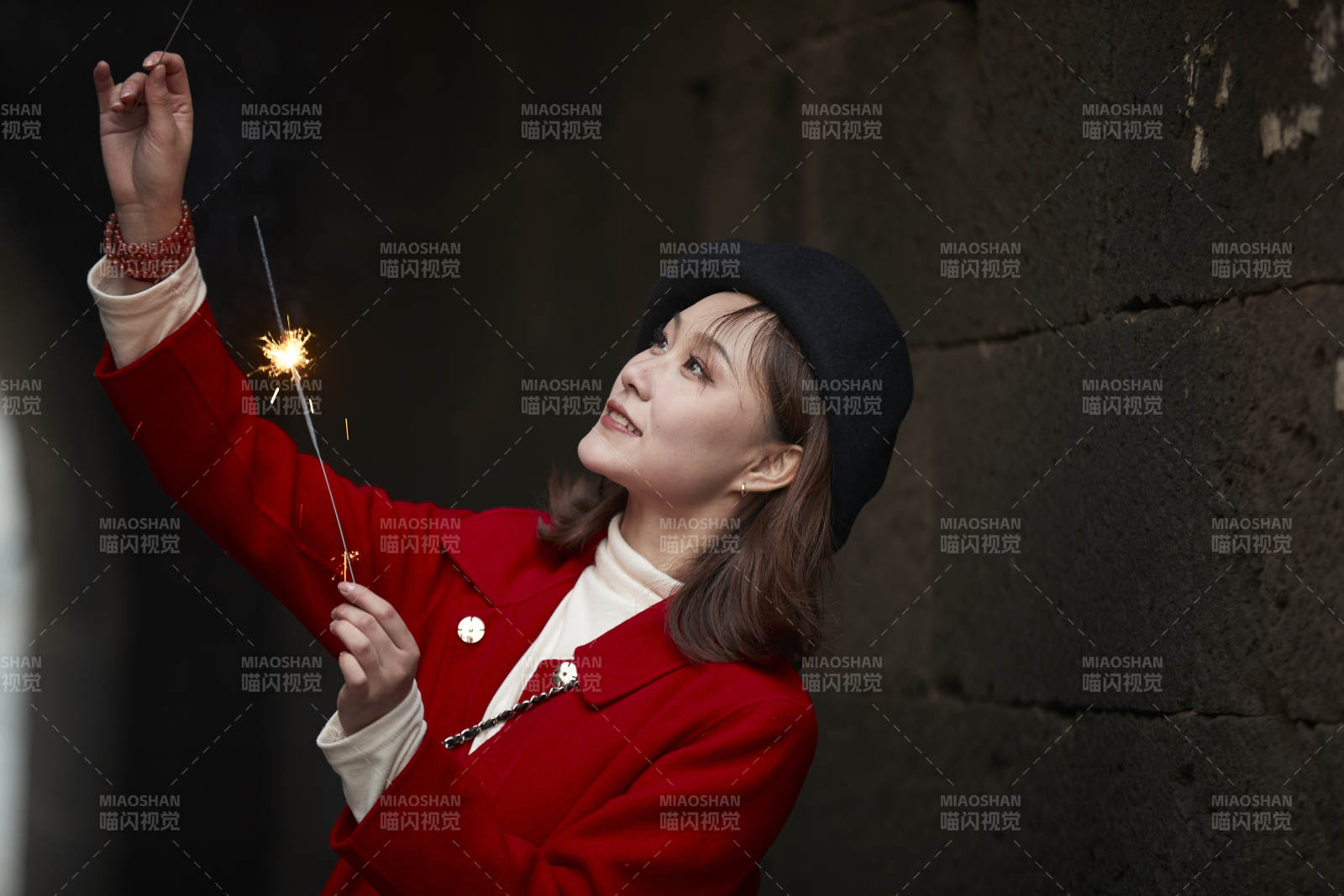 在老街古巷燃放仙女棒的美丽亚洲少女图片