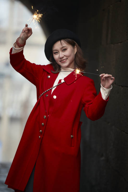 在老街古巷燃放仙女棒的美丽亚洲少女图片