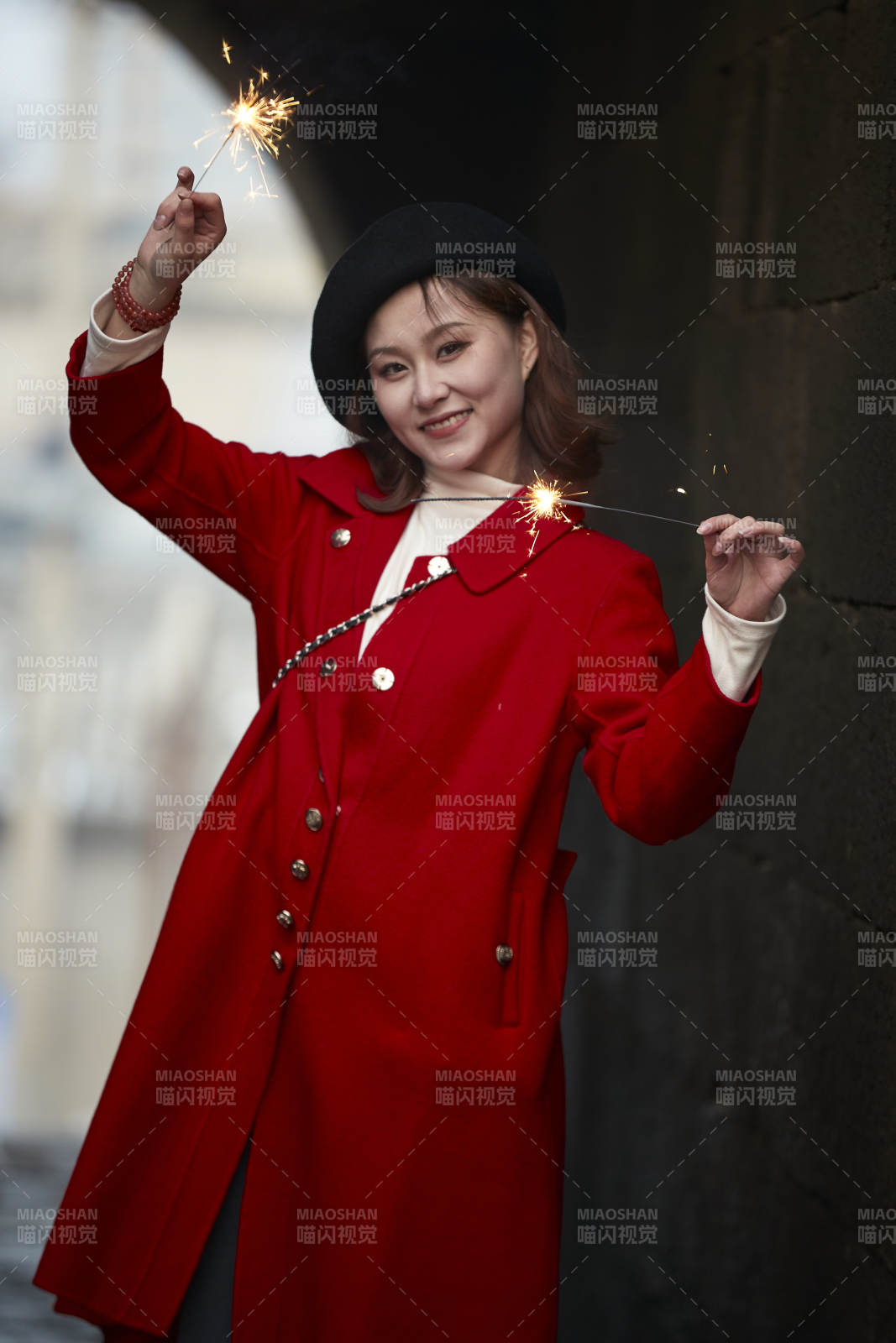 在老街古巷燃放仙女棒的美丽亚洲少女图片