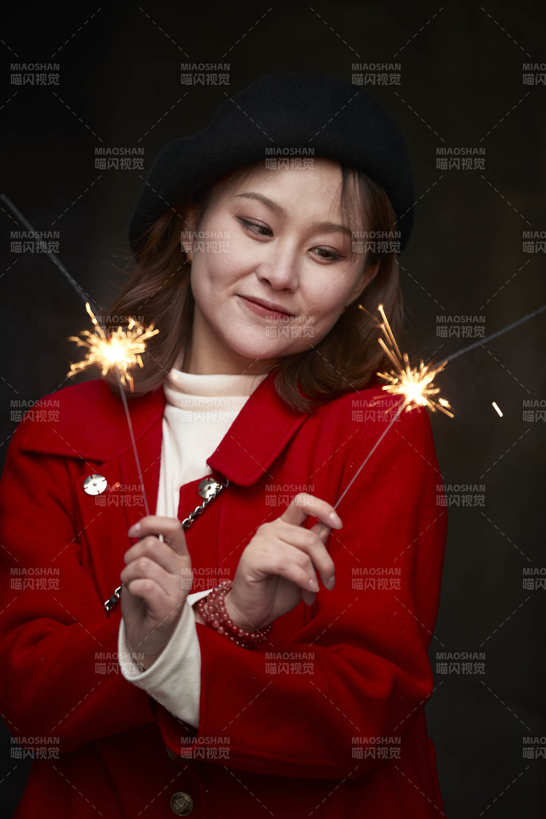 在老街古巷燃放仙女棒的美丽亚洲少女图片