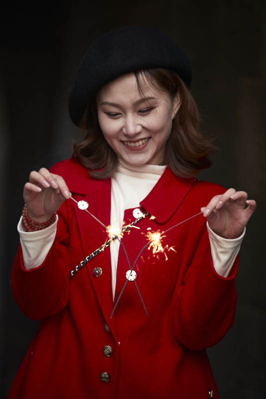 在老街古巷燃放仙女棒的美丽亚洲少女图片