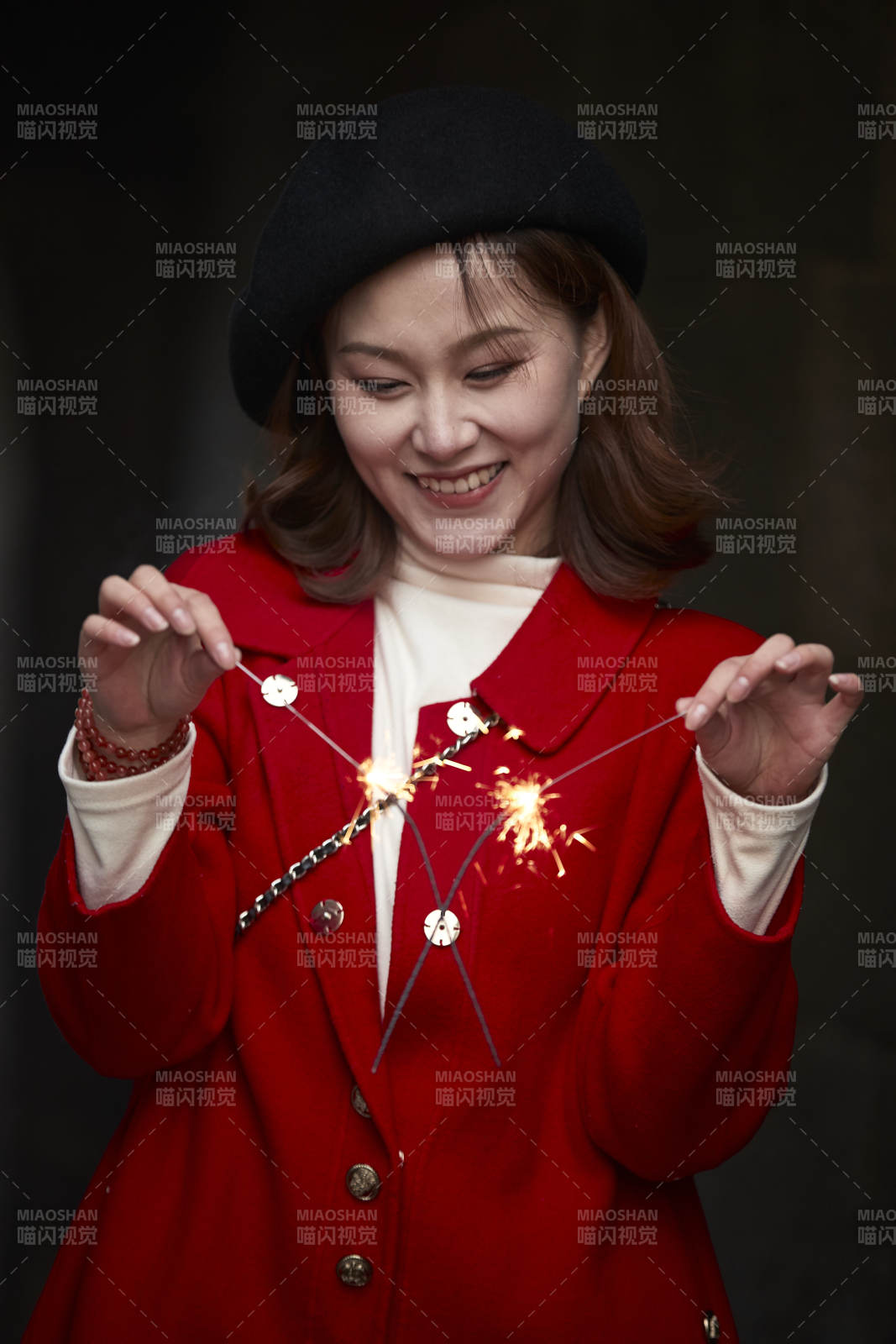 在老街古巷燃放仙女棒的美丽亚洲少女图片