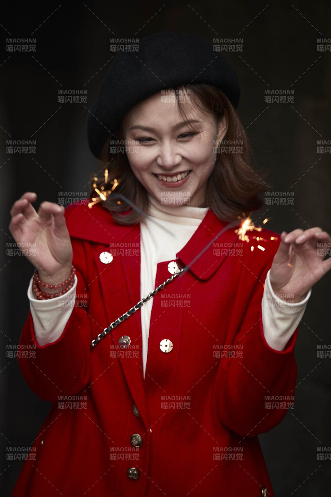 在老街古巷燃放仙女棒的美丽亚洲少女图片