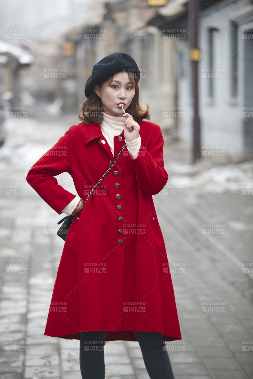 雪后在老街古巷游玩的美丽亚洲少女图片