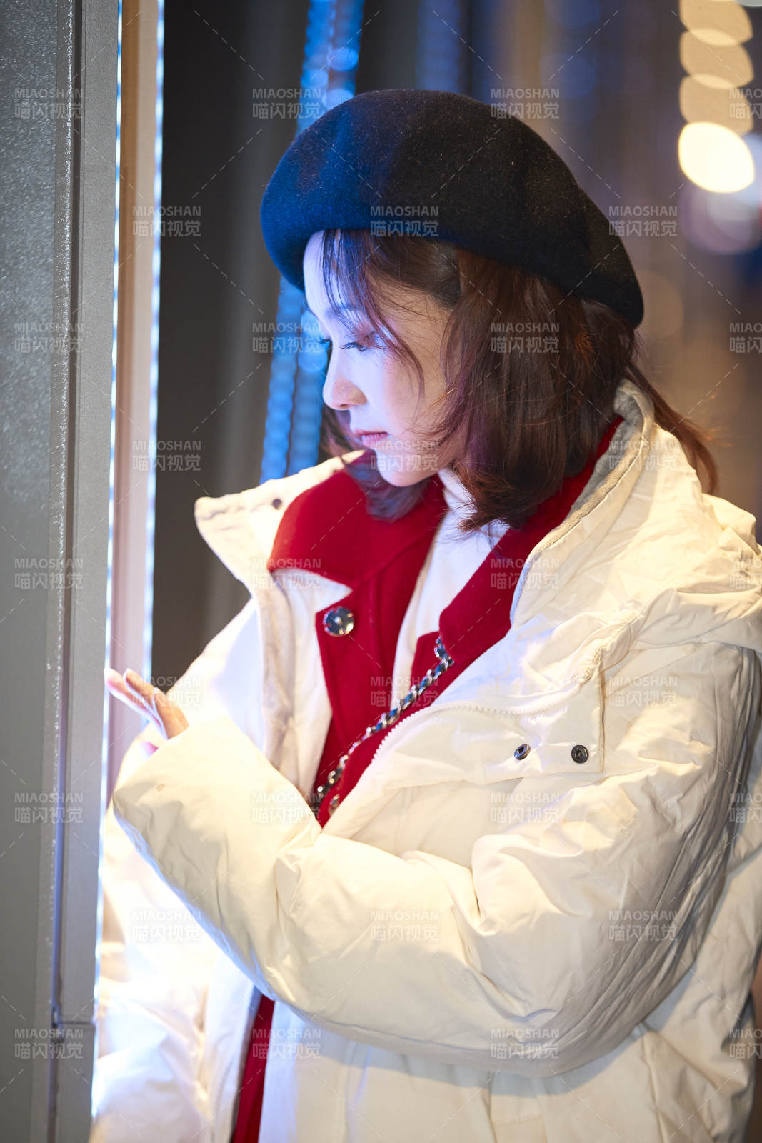 夜晚在繁华灯火的街头拍照的亚洲少女图片