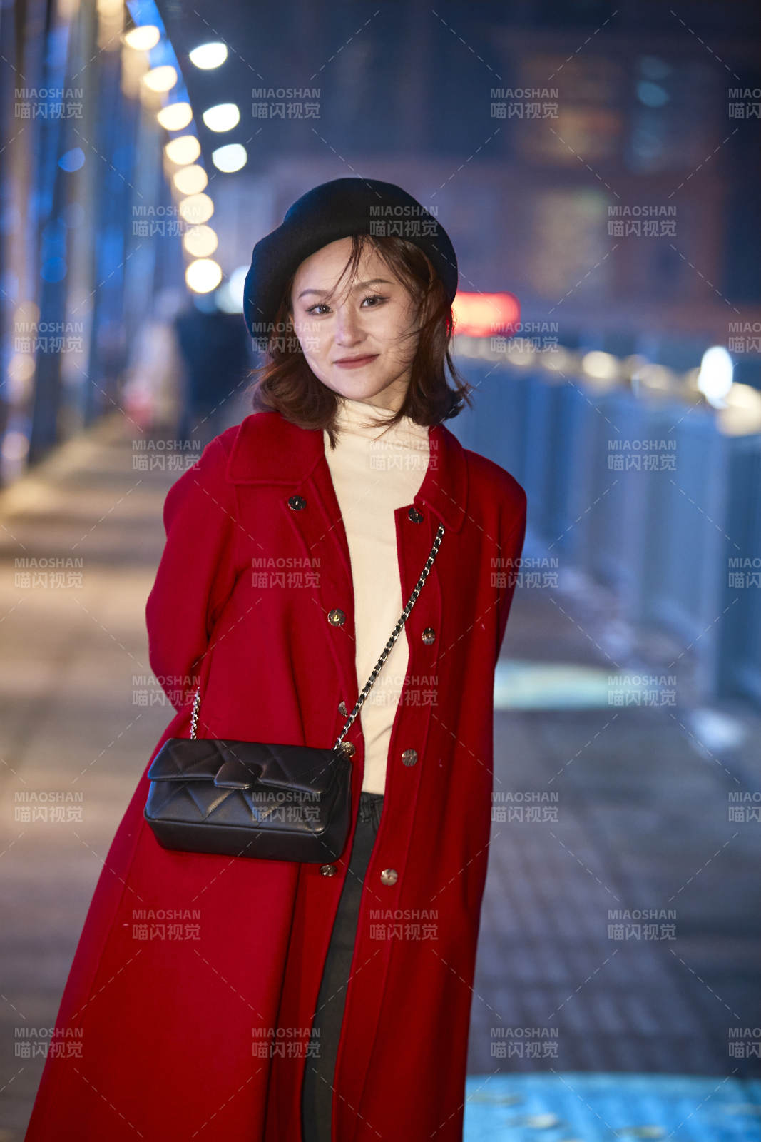 夜晚在繁华灯火的街头拍照的亚洲少女图片