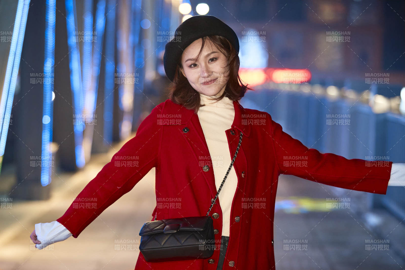 夜晚在繁华灯火的街头拍照的亚洲少女图片