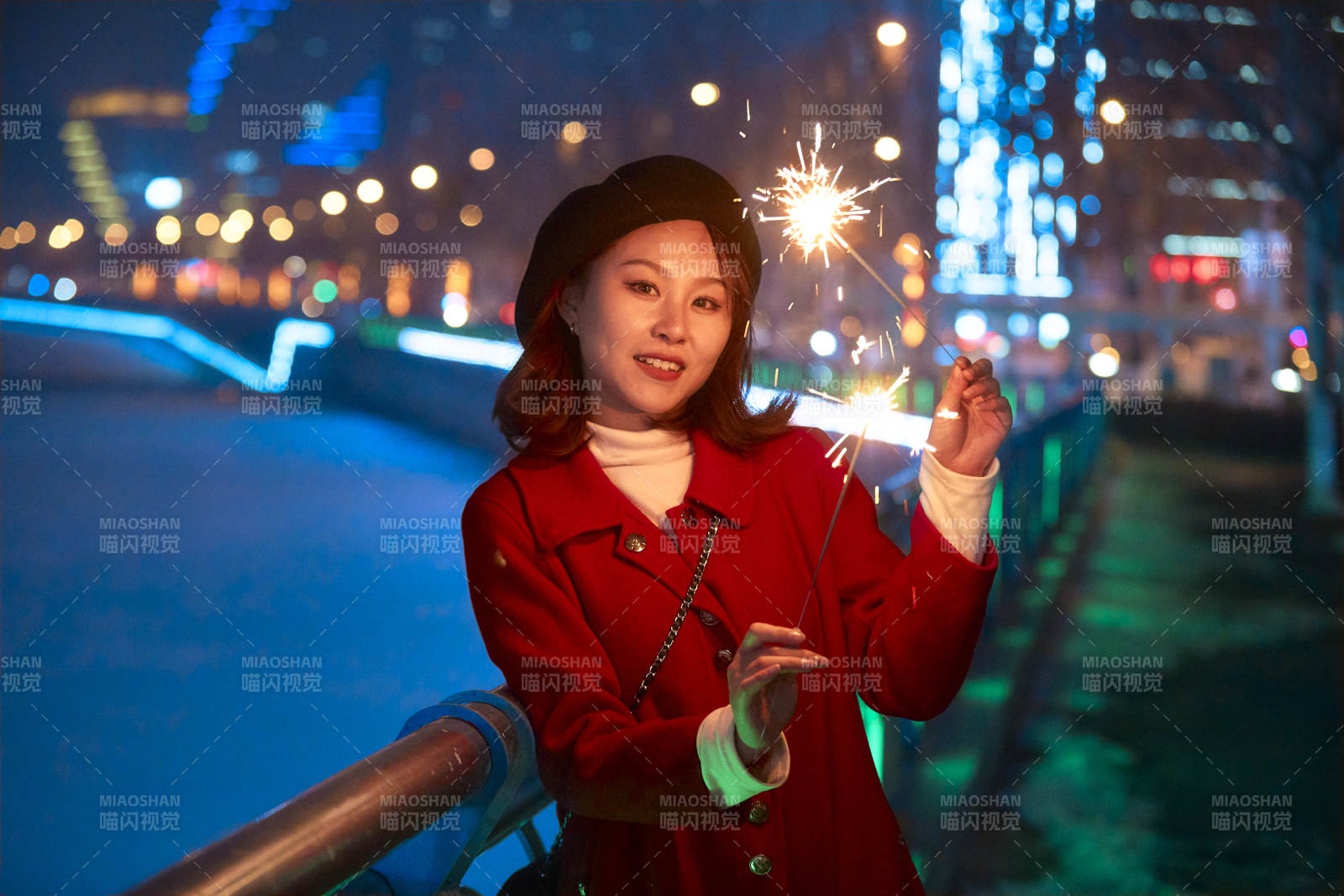 夜晚燃放仙女棒的可爱亚洲少女图片