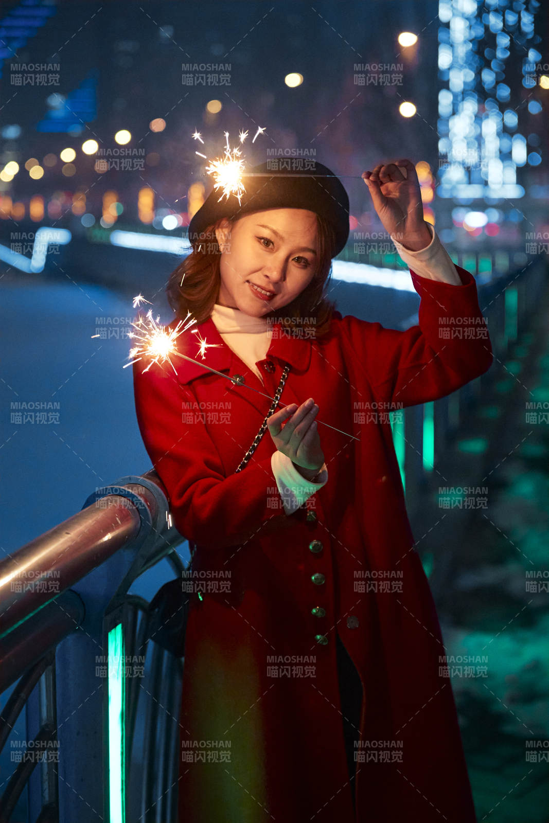 夜晚燃放仙女棒的可爱亚洲少女图片