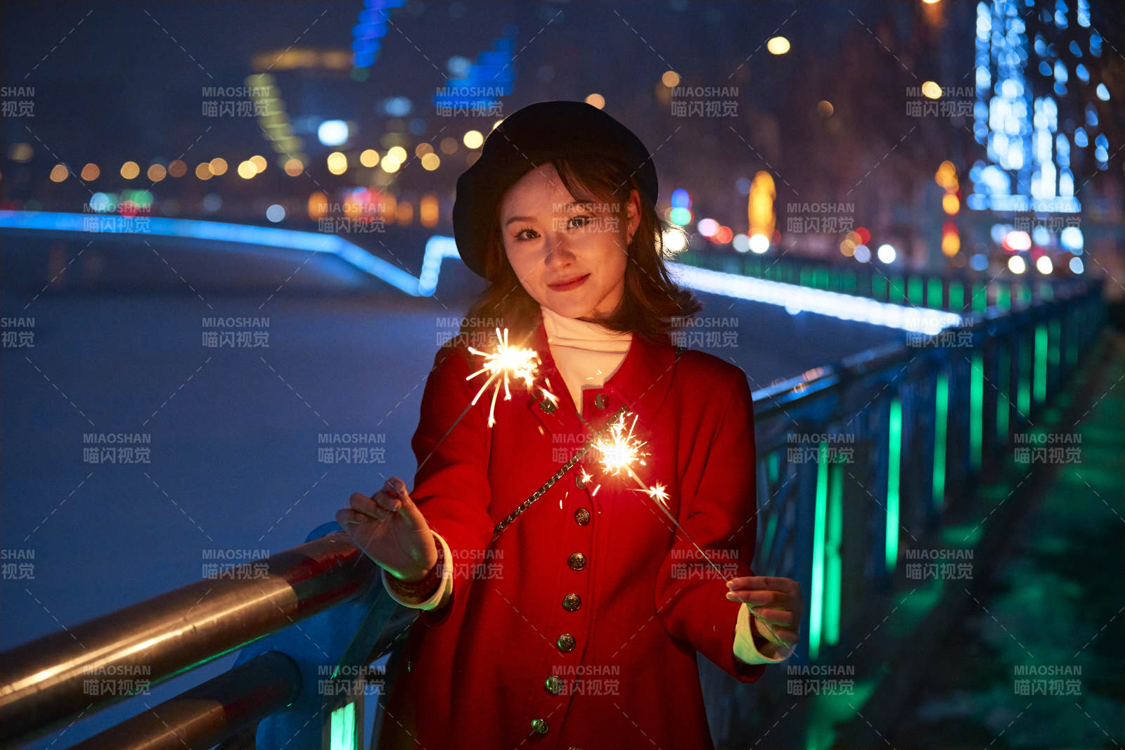 夜晚燃放仙女棒的可爱亚洲少女图片