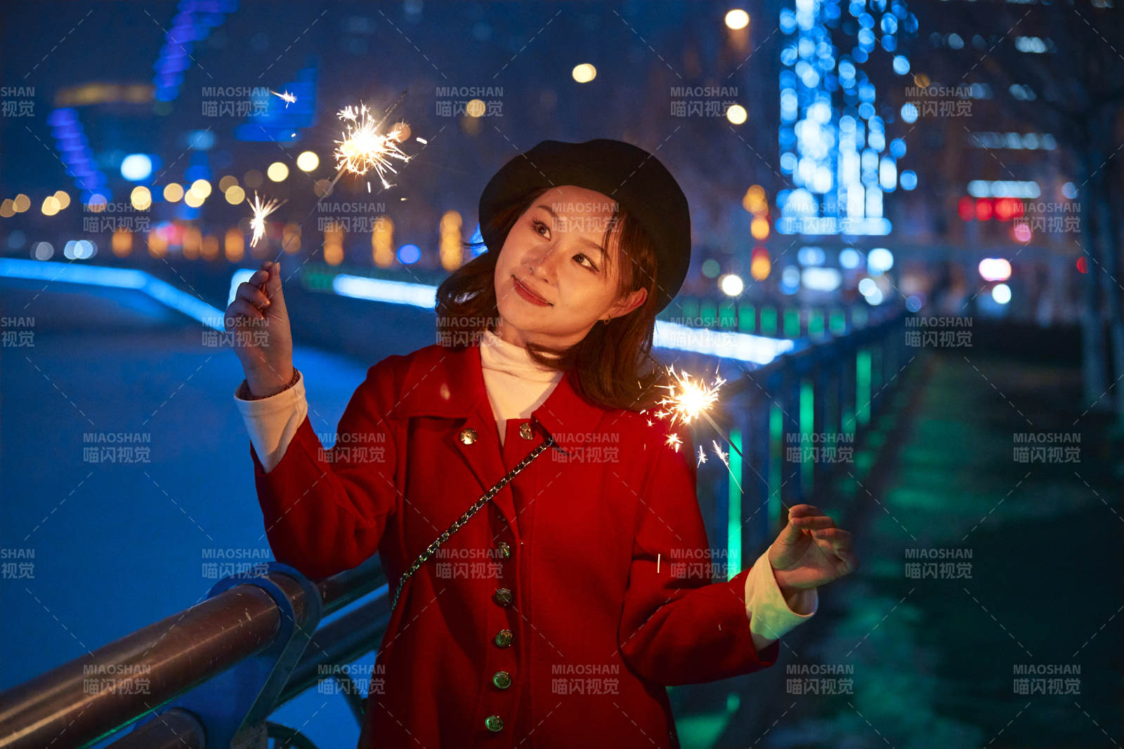 夜晚燃放仙女棒的可爱亚洲少女图片