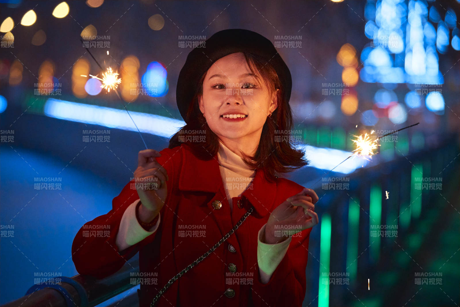 夜晚燃放仙女棒的可爱亚洲少女图片