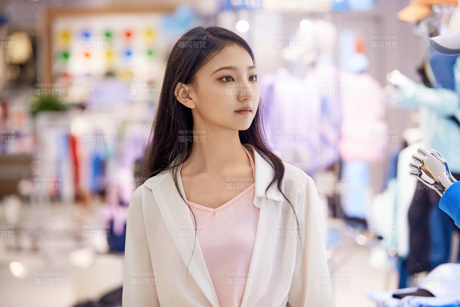 假日悠闲逛商场服装区的中国少女图片