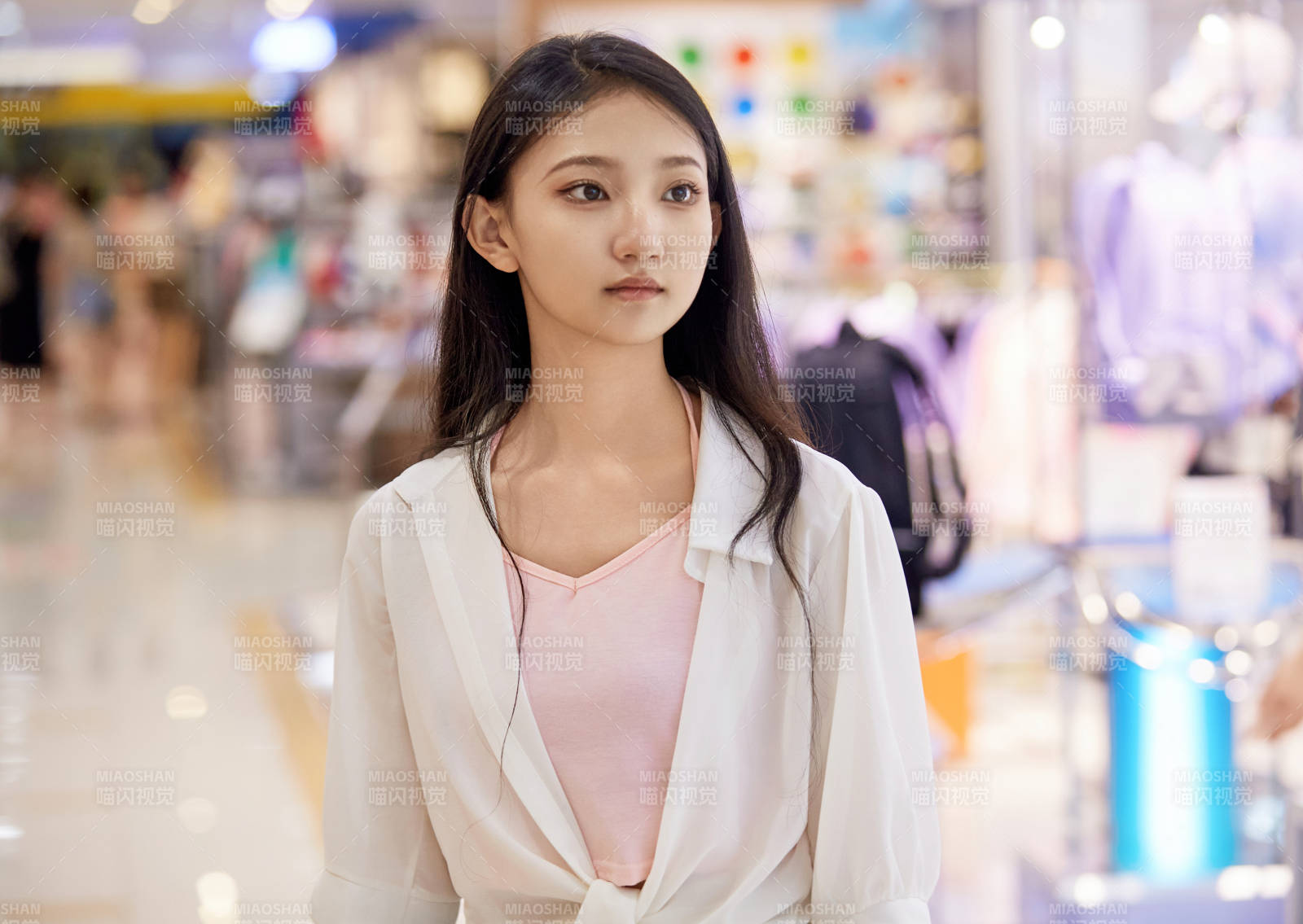 假日悠闲逛商场服装区的中国少女图片