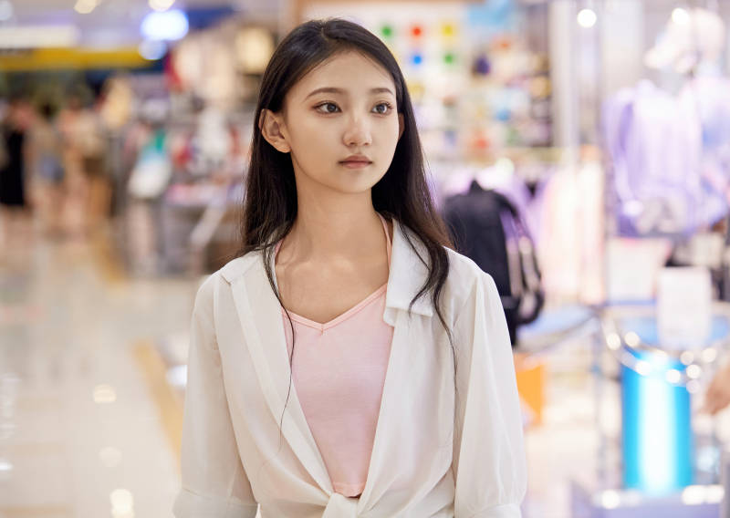 假日悠闲逛商场服装区的中国少女图片